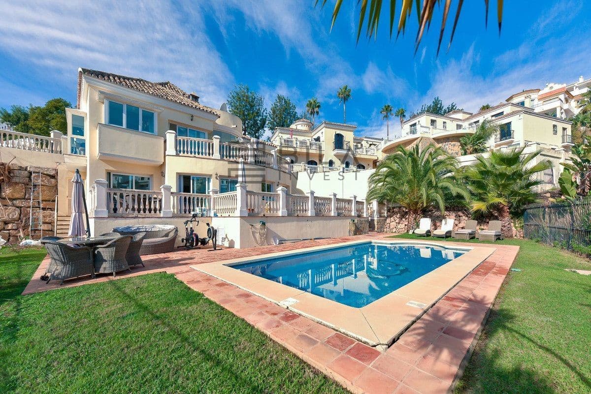 3 bedroom Villa for sale in Calahonda with pool garage - € 1,285,000 (Ref: 9609732)