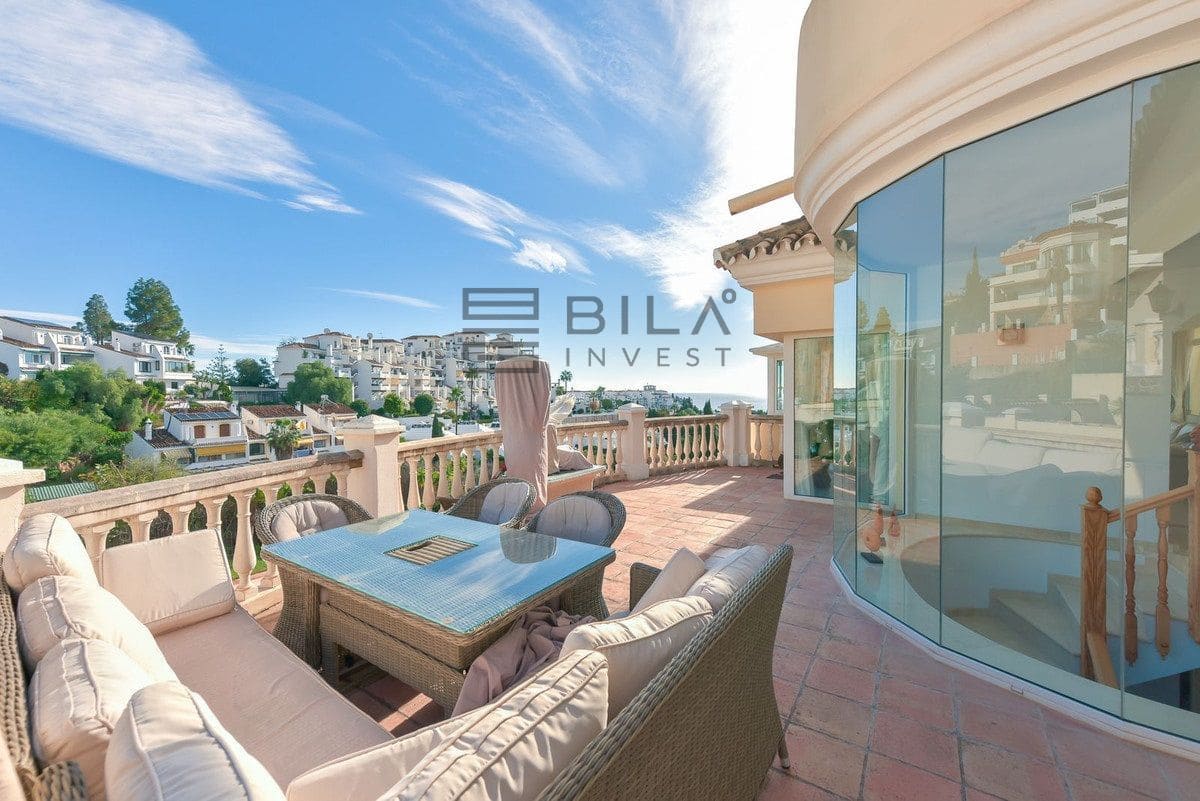 3 bedroom Villa for sale in Calahonda with pool garage - € 1,285,000 (Ref: 9609732)