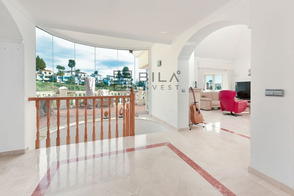 3 bedroom Villa for sale in Calahonda with pool garage - € 1,285,000 (Ref: 9609732)