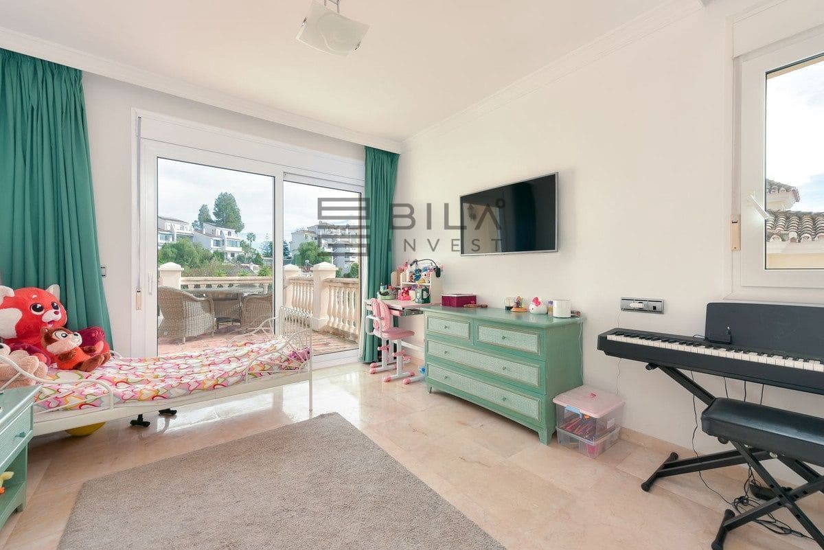 3 bedroom Villa for sale in Calahonda with pool garage - € 1,285,000 (Ref: 9609732)