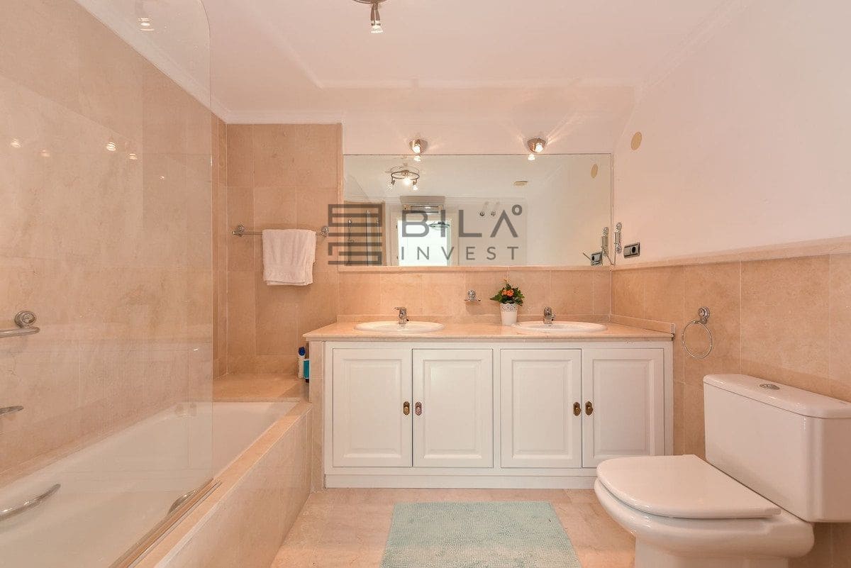 3 bedroom Villa for sale in Calahonda with pool garage - € 1,285,000 (Ref: 9609732)