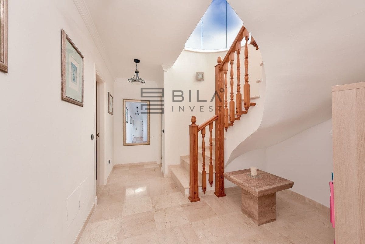 3 bedroom Villa for sale in Calahonda with pool garage - € 1,285,000 (Ref: 9609732)