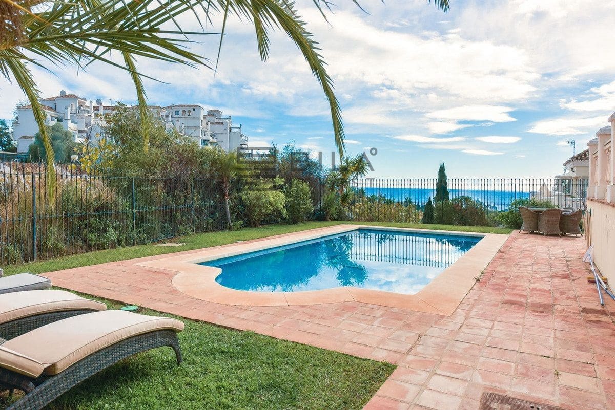 3 bedroom Villa for sale in Calahonda with pool garage - € 1,285,000 (Ref: 9609732)