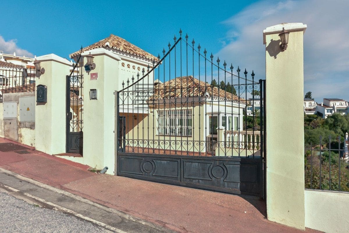 3 bedroom Villa for sale in Calahonda with pool garage - € 1,285,000 (Ref: 9609732)