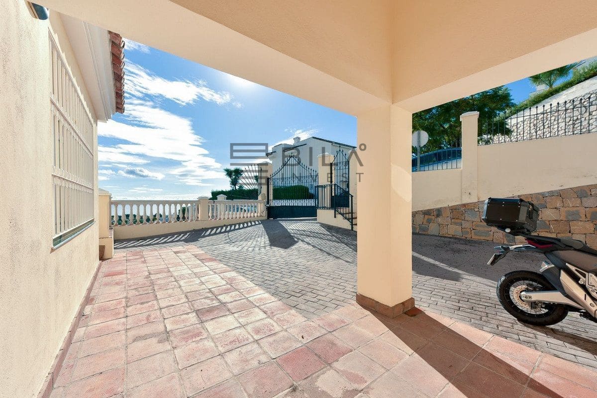 3 bedroom Villa for sale in Calahonda with pool garage - € 1,285,000 (Ref: 9609732)