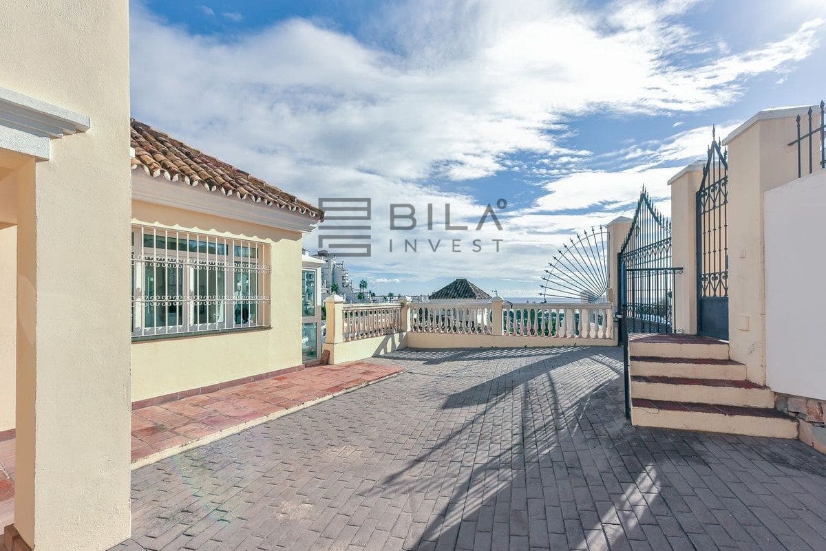 3 bedroom Villa for sale in Calahonda with pool garage - € 1,285,000 (Ref: 9609732)