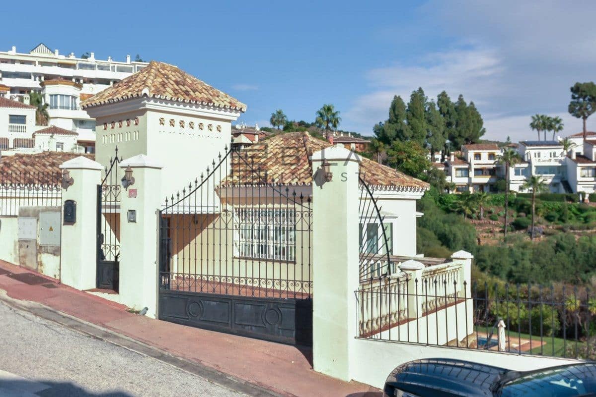 3 bedroom Villa for sale in Calahonda with pool garage - € 1,285,000 (Ref: 9609732)