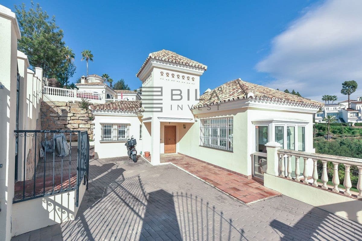 3 bedroom Villa for sale in Calahonda with pool garage - € 1,285,000 (Ref: 9609732)