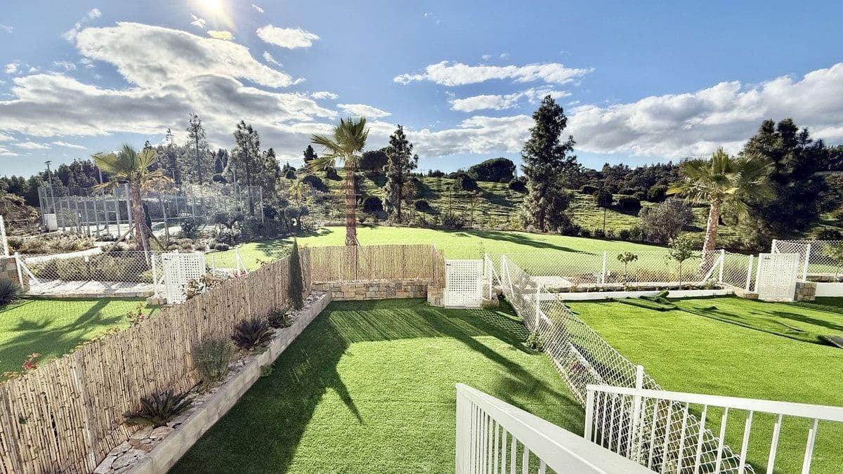 3 sypialnia Mieszkanie na sprzedaż w El Chaparral z basenem garażem - 575 000 € (Ref: 9609736)