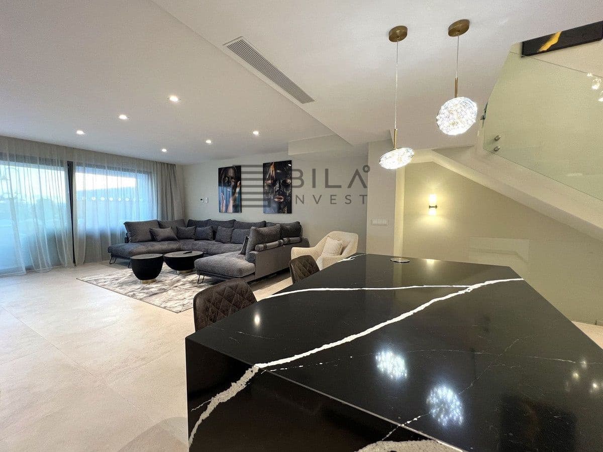 Casa de 3 habitaciones en El Chaparral en venta con piscina - 1.095.000 € (Ref: 9609742)