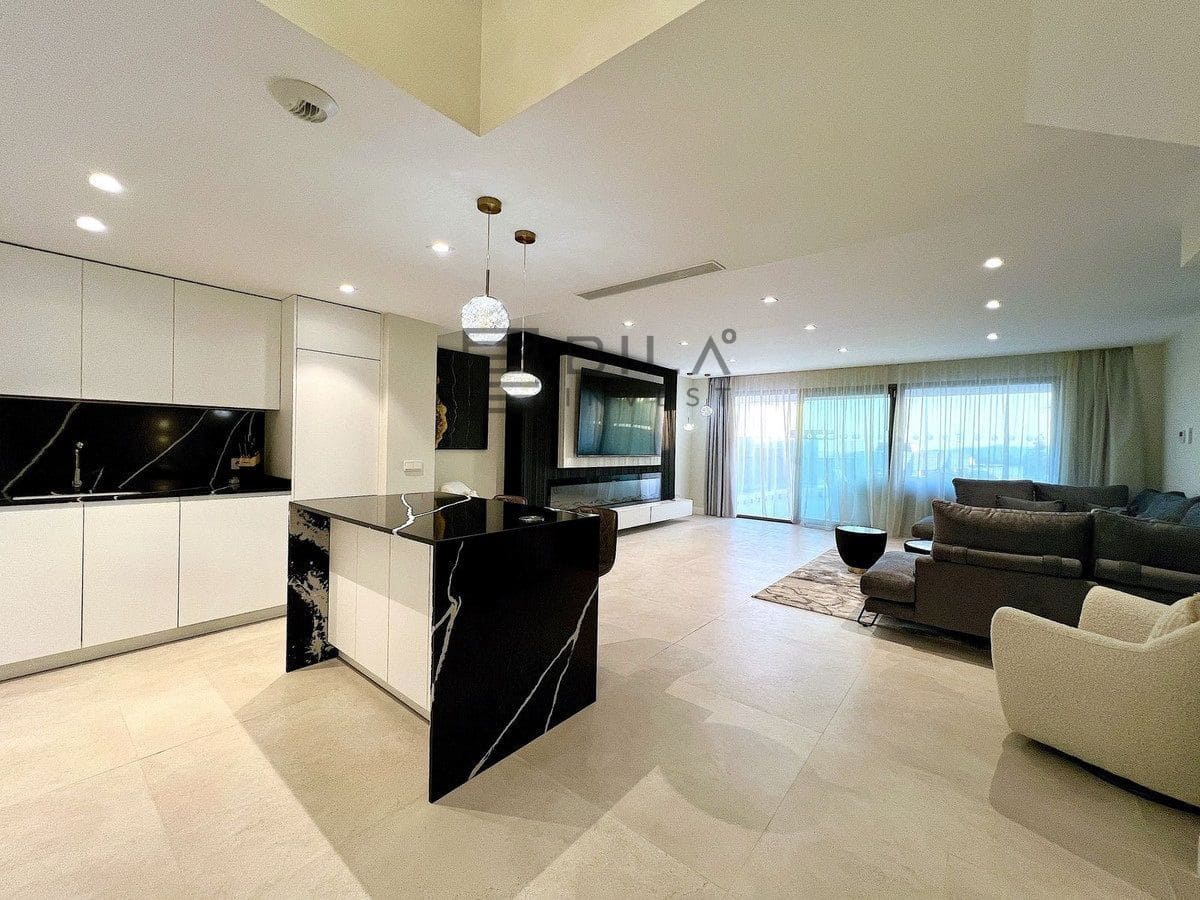 Casa de 3 habitaciones en El Chaparral en venta con piscina - 1.095.000 € (Ref: 9609742)