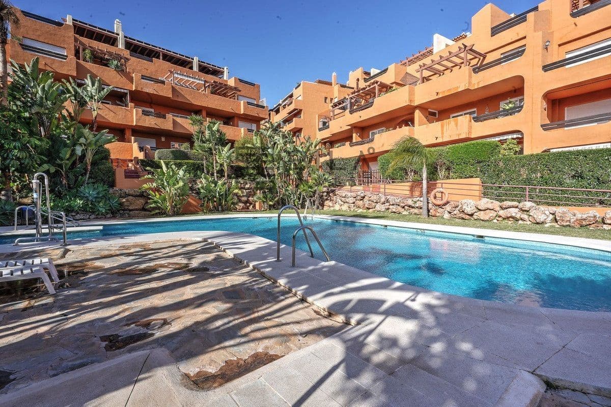 1 slaapkamer Flat te koop in Riviera del Sol met zwembad garage - € 250.000 (Ref: 9609746)