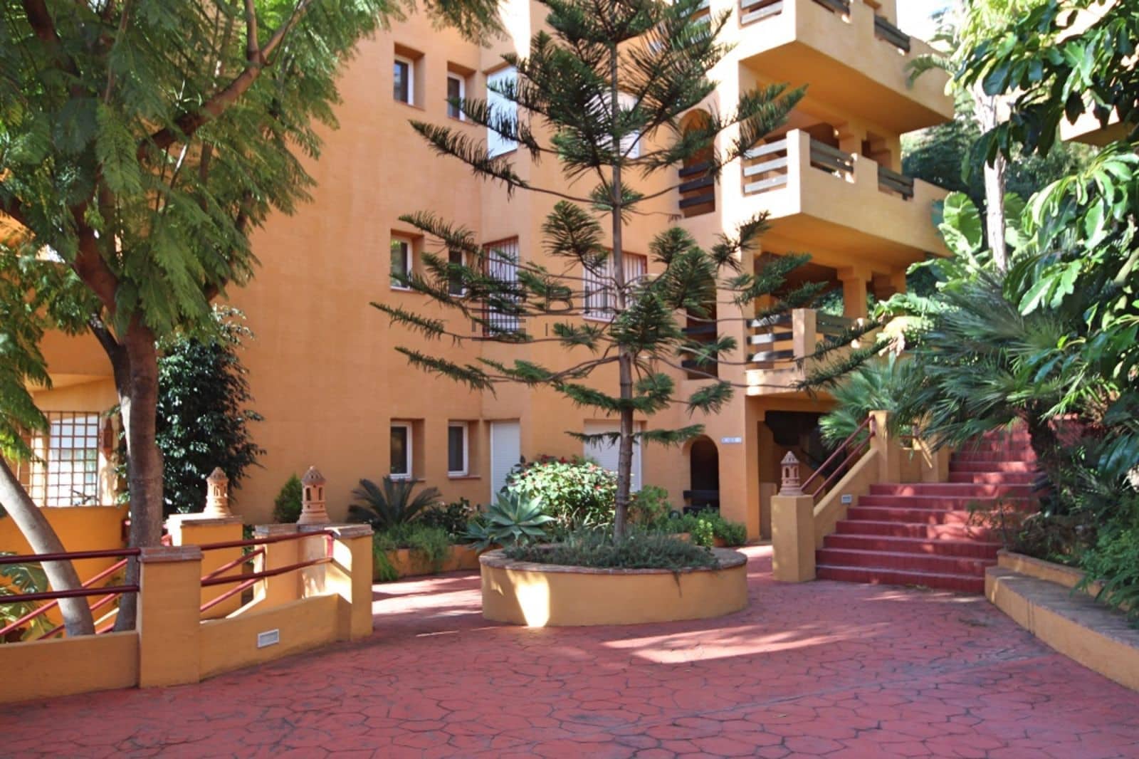 1 slaapkamer Flat te koop in Riviera del Sol met zwembad garage - € 250.000 (Ref: 9609746)