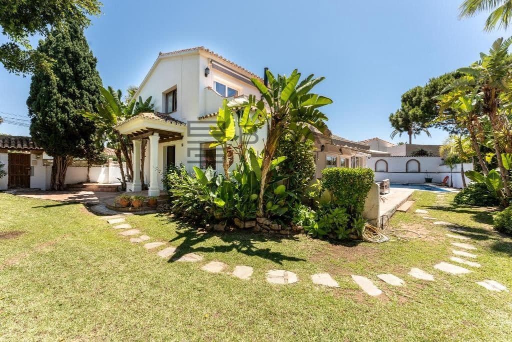 5 bedroom Villa for sale in Marbesa with pool garage - € 1,300,000 (Ref: 9609750)