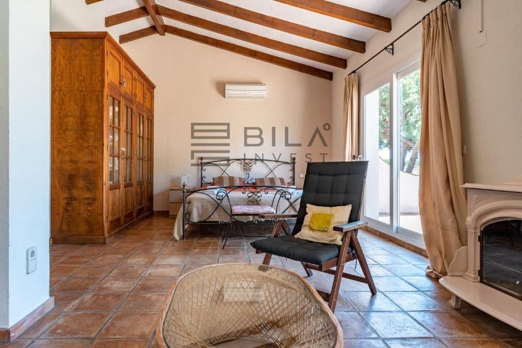 5 bedroom Villa for sale in Marbesa with pool garage - € 1,300,000 (Ref: 9609750)