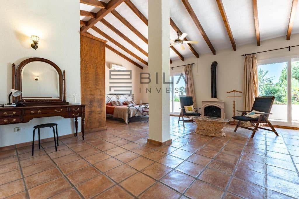 5 bedroom Villa for sale in Marbesa with pool garage - € 1,300,000 (Ref: 9609750)