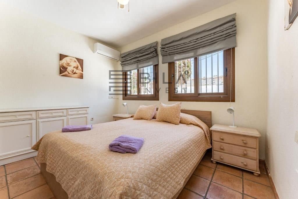 5 bedroom Villa for sale in Marbesa with pool garage - € 1,300,000 (Ref: 9609750)