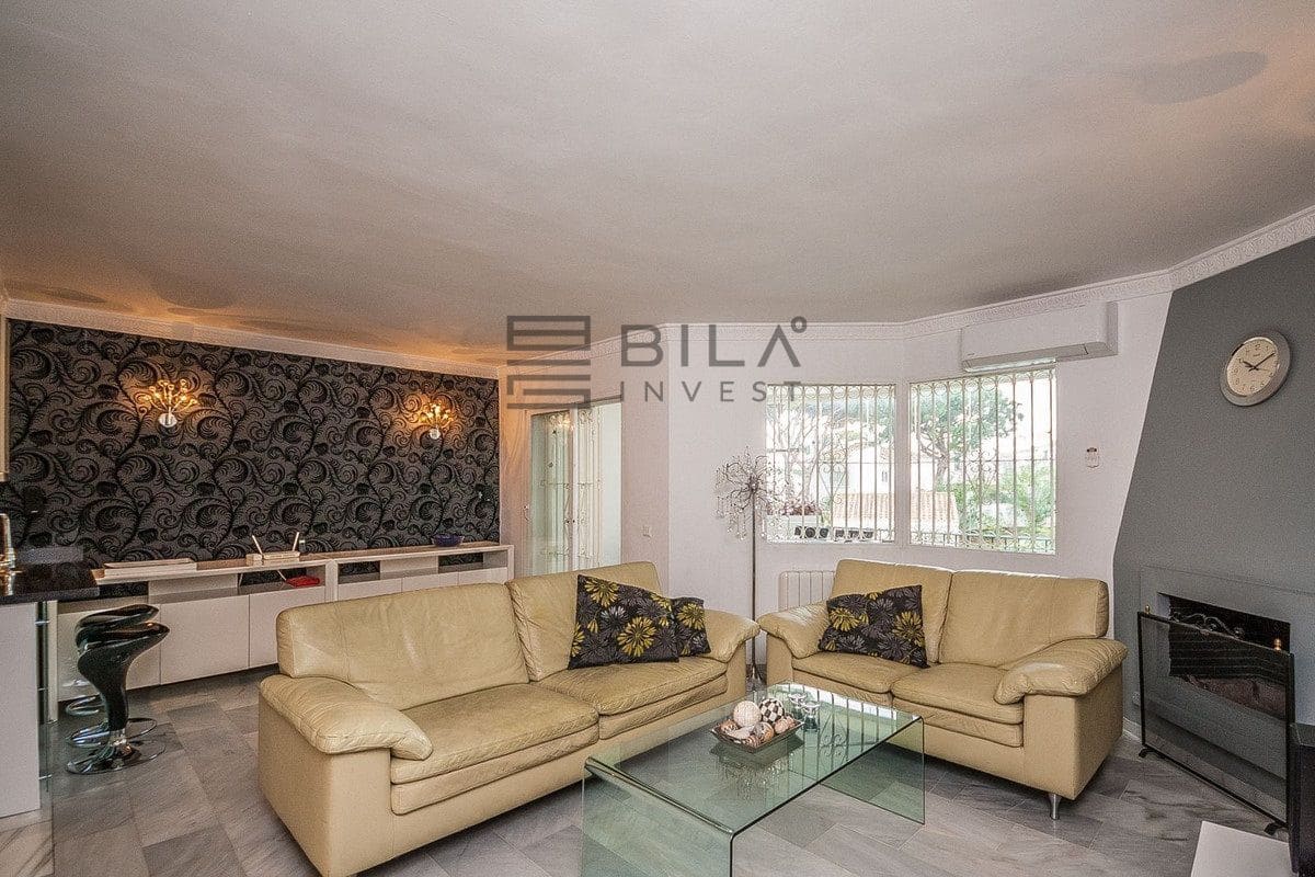 2 bedroom Flat for sale in Calahonda with pool - € 314,950 (Ref: 9609753)