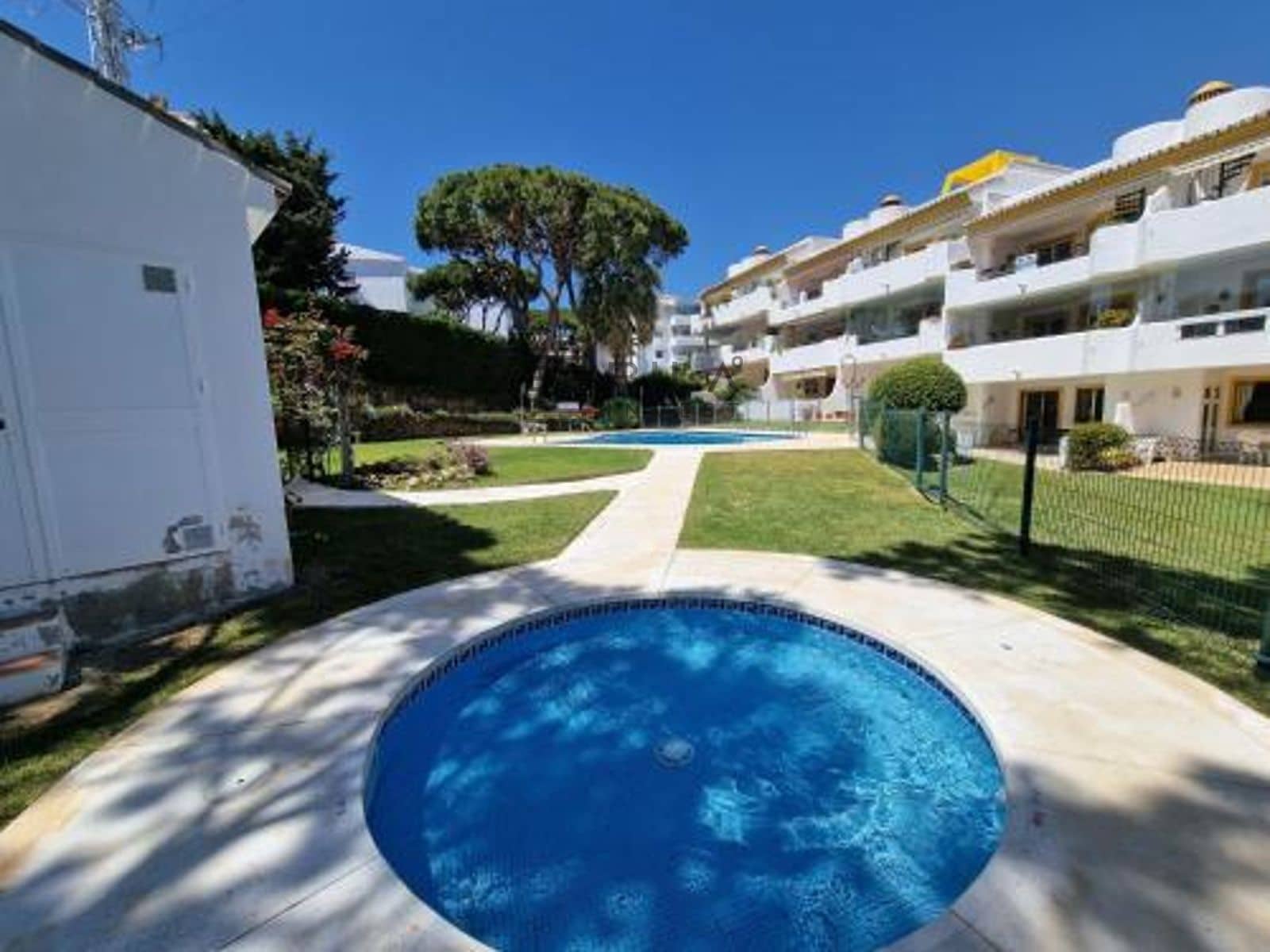 2 bedroom Flat for sale in Calahonda with pool - € 314,950 (Ref: 9609753)
