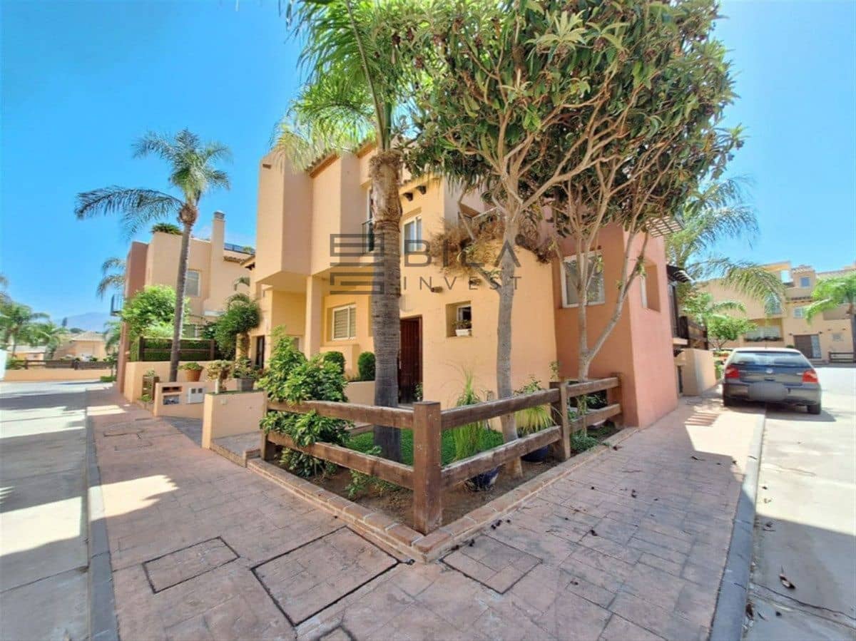 4 soverom Hus til salgs i Nueva Andalucia med svømmebasseng garasje - € 599 000 (Ref: 9609762)