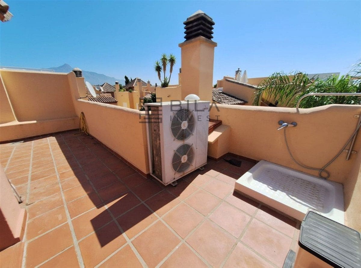 4 soverom Hus til salgs i Nueva Andalucia med svømmebasseng garasje - € 599 000 (Ref: 9609762)