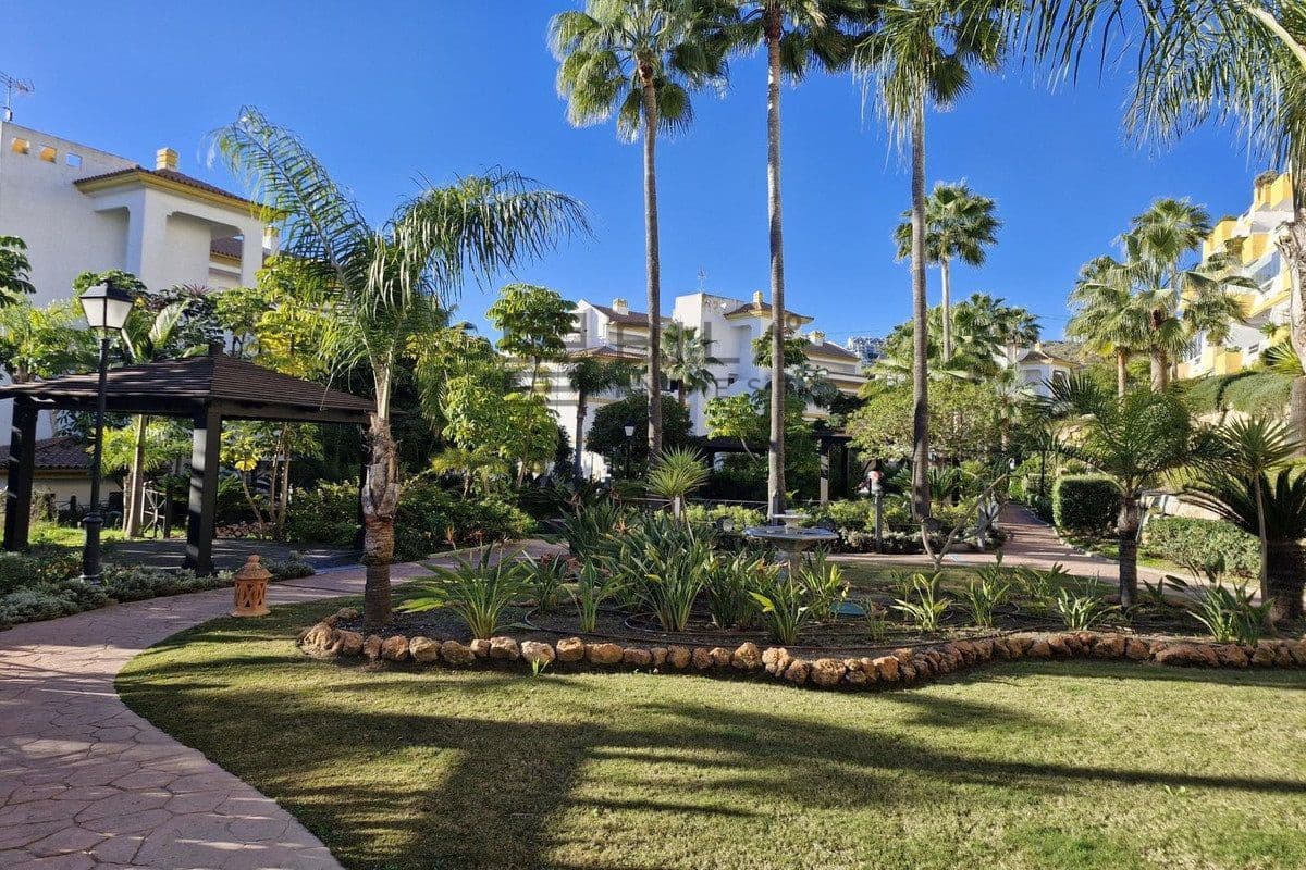 2 bedroom Flat for sale in La Cala de Mijas with pool garage - € 275,000 (Ref: 9609788)