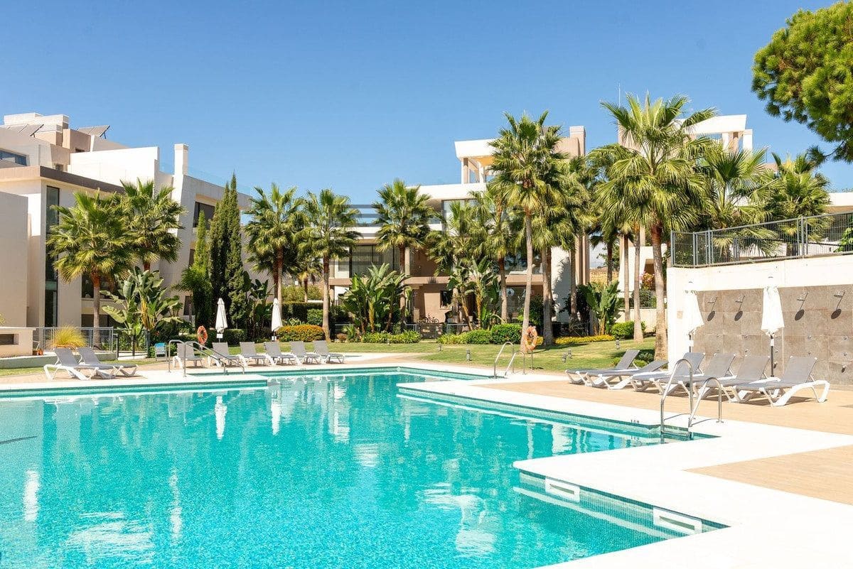 2 soveværelse Lejlighed til salg i Artola med swimmingpool garage - € 590.000 (Ref: 9609824)