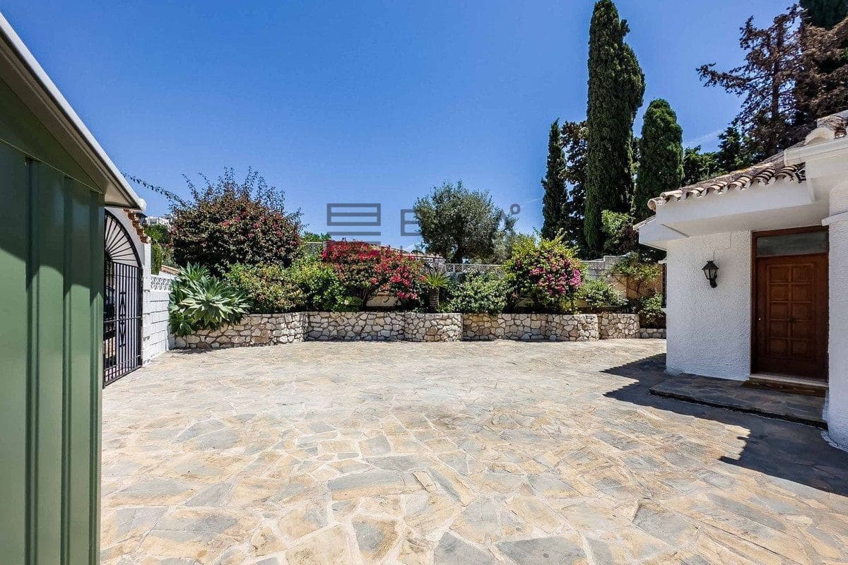 4 sypialnia Willa na sprzedaż w Benalmadena Costa z basenem garażem - 995 000 € (Ref: 9609843)