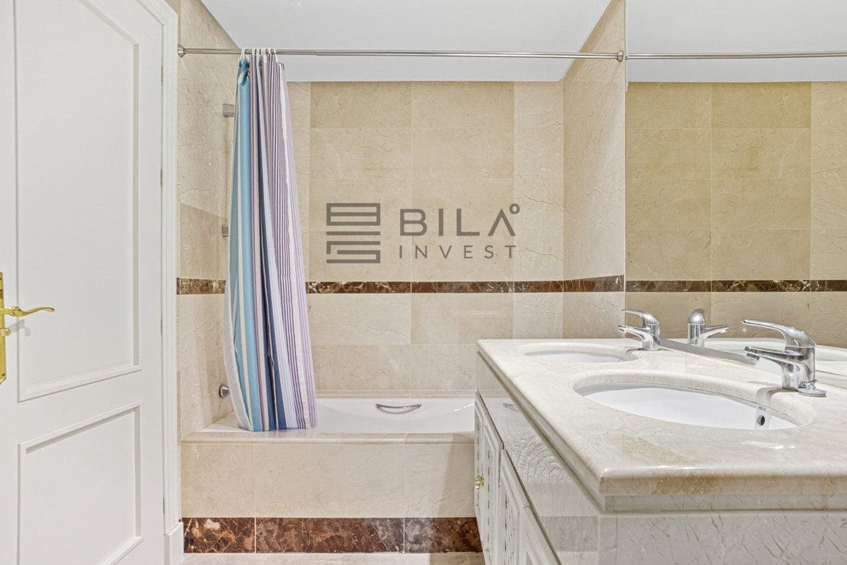 2 chambre Appartement à vendre à Nueva Andalucia avec piscine garage - 565 000 € (Ref: 9609850)