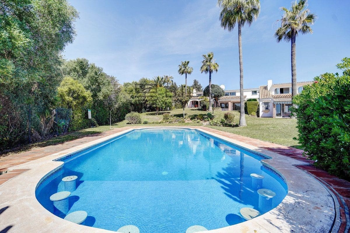 4 bedroom Villa for sale in Calahonda with pool - € 675,000 (Ref: 9609856)