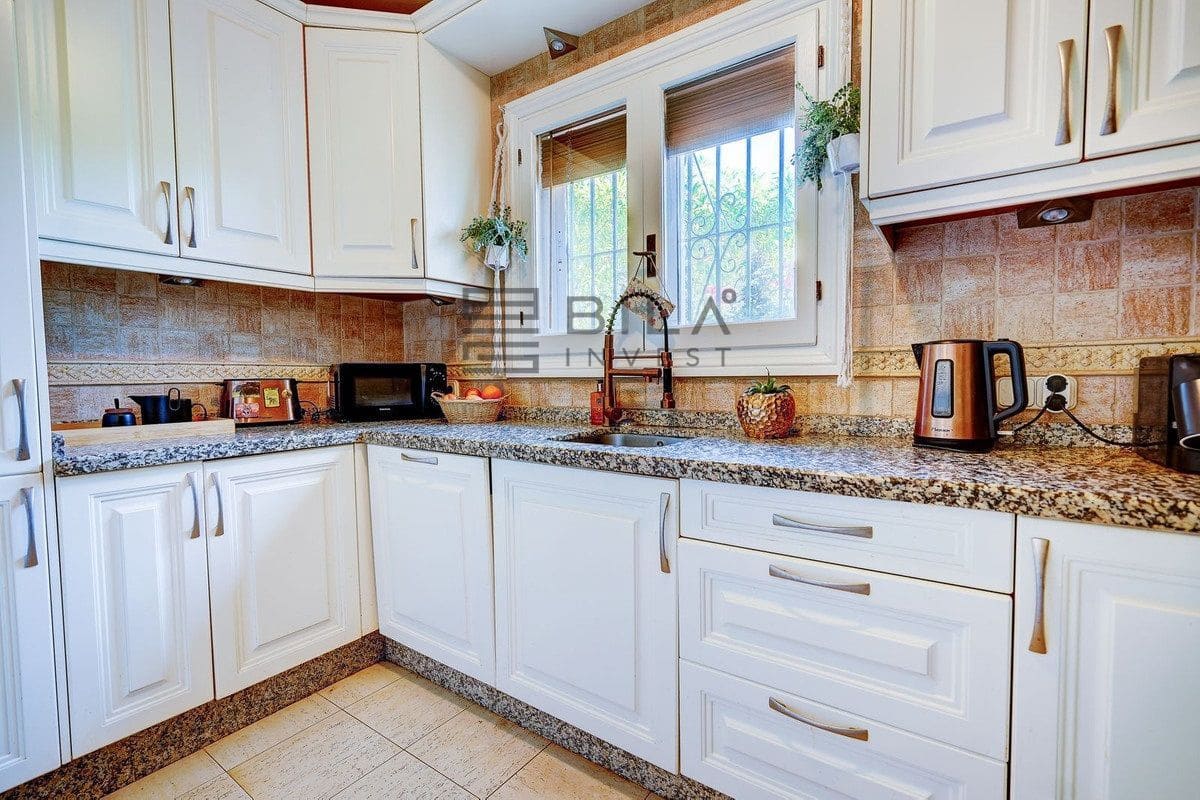 4 bedroom Villa for sale in Calahonda with pool - € 675,000 (Ref: 9609856)