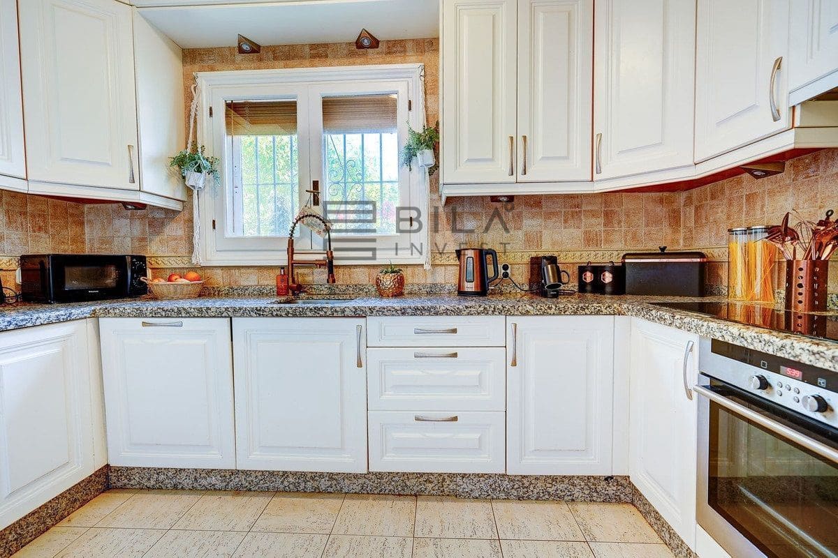 4 bedroom Villa for sale in Calahonda with pool - € 675,000 (Ref: 9609856)