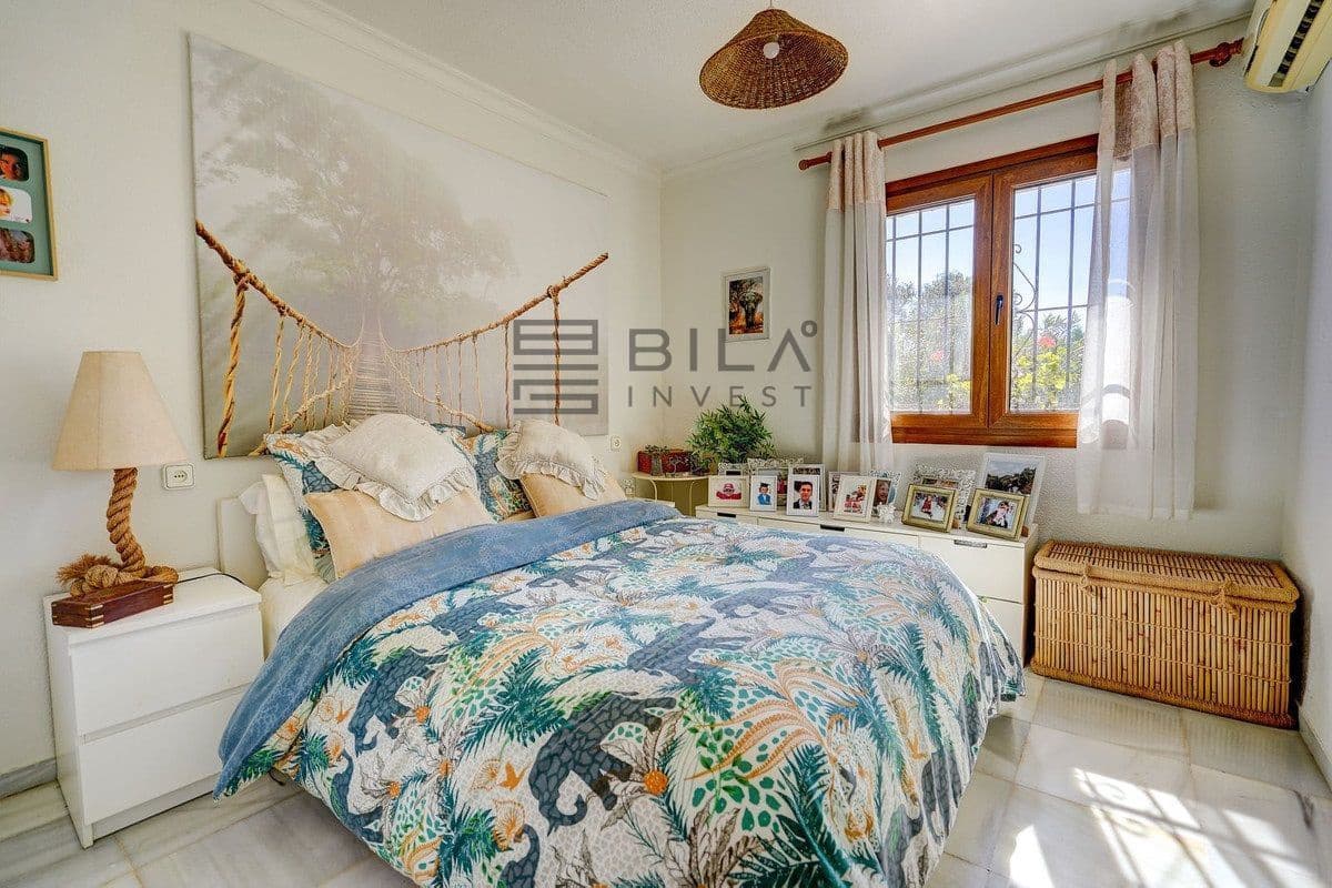 4 bedroom Villa for sale in Calahonda with pool - € 675,000 (Ref: 9609856)