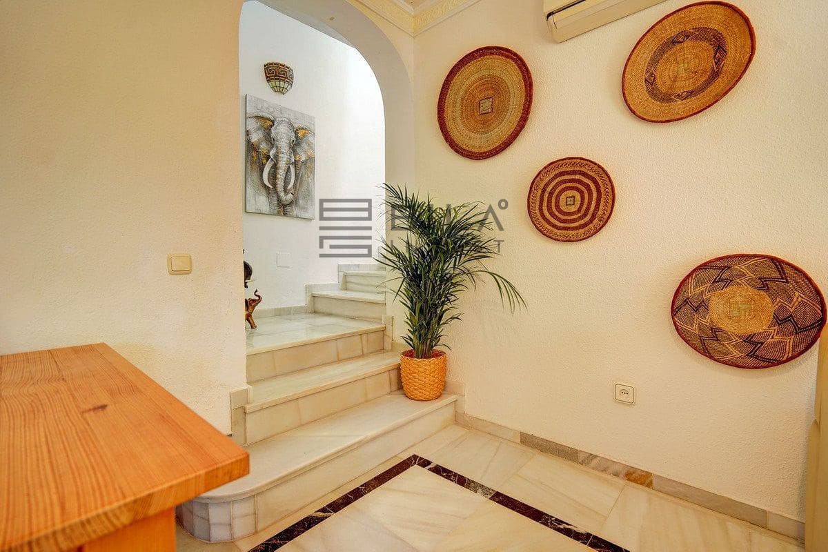 4 bedroom Villa for sale in Calahonda with pool - € 675,000 (Ref: 9609856)