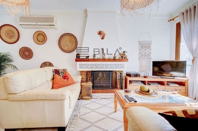 4 bedroom Villa for sale in Calahonda, Mijas with pool - € 675,000 (Ref: 9609856)
