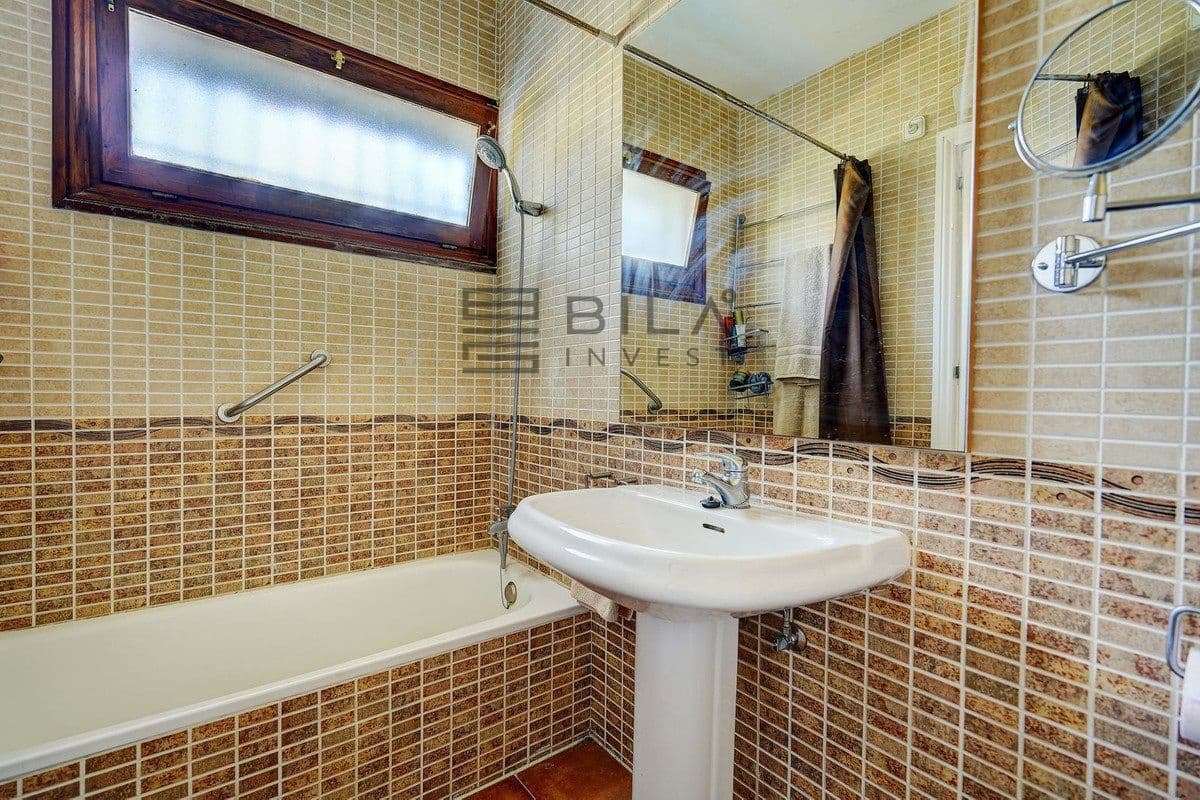 4 bedroom Villa for sale in Calahonda with pool - € 675,000 (Ref: 9609856)