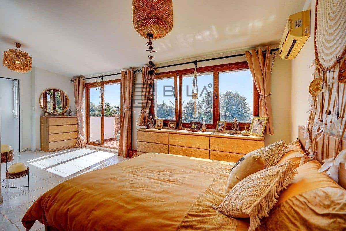 4 bedroom Villa for sale in Calahonda with pool - € 675,000 (Ref: 9609856)