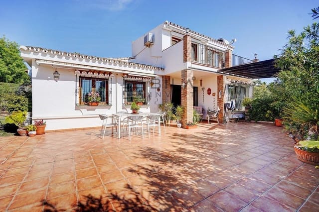 4 bedroom Villa for sale in Calahonda, Mijas with pool - € 675,000 (Ref: 9609856)