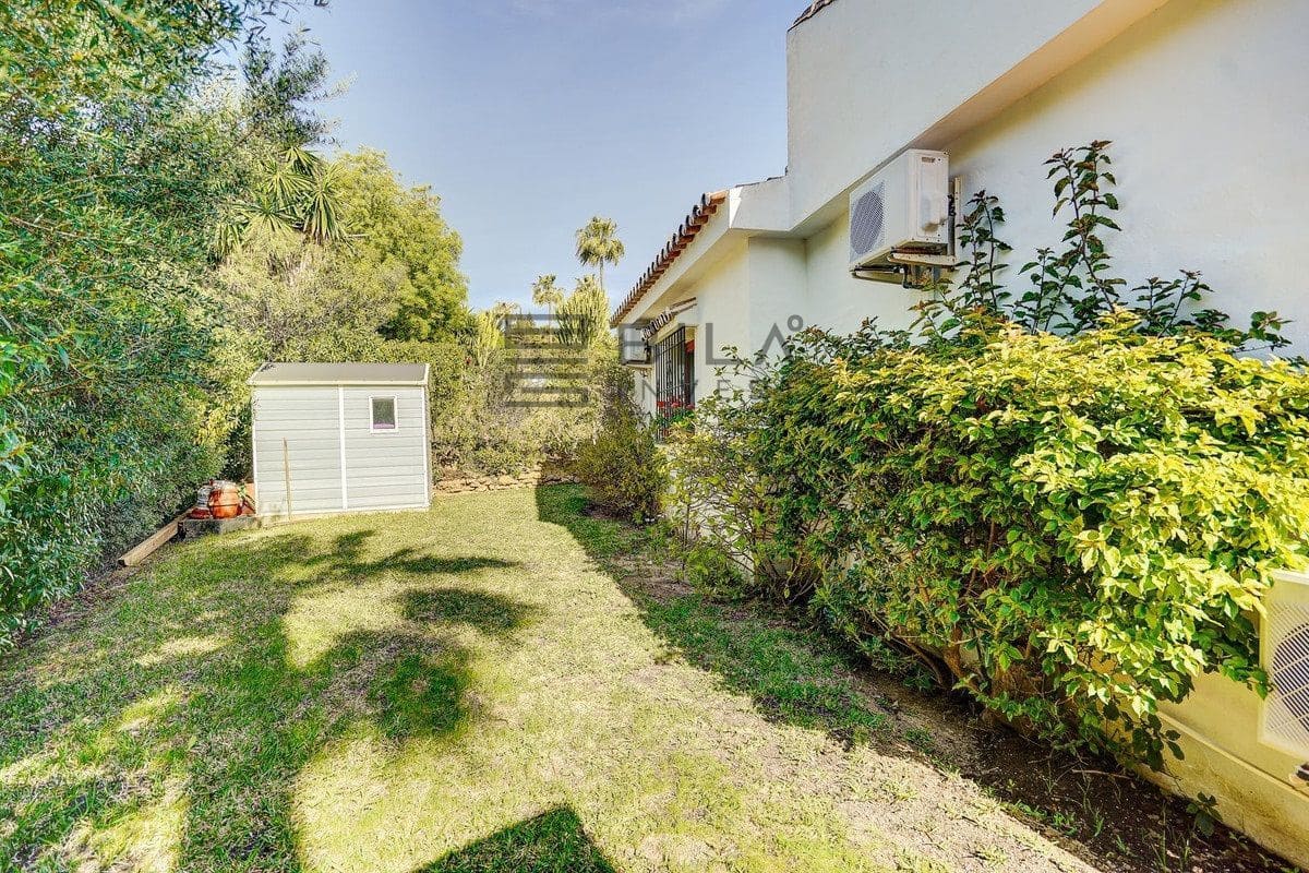 4 bedroom Villa for sale in Calahonda with pool - € 675,000 (Ref: 9609856)