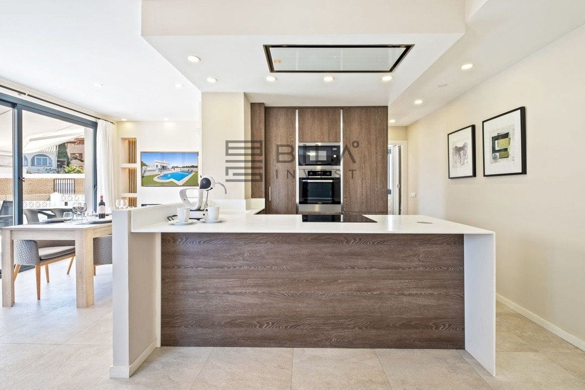 5 sypialnia Willa na sprzedaż w El Faro z basenem garażem - 849 999 € (Ref: 9609857)