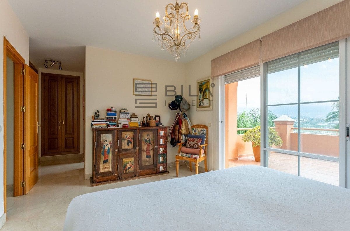 Chalet de 3 habitaciones en Cerro del Aguila en venta con piscina - 735.000 € (Ref: 9609858)