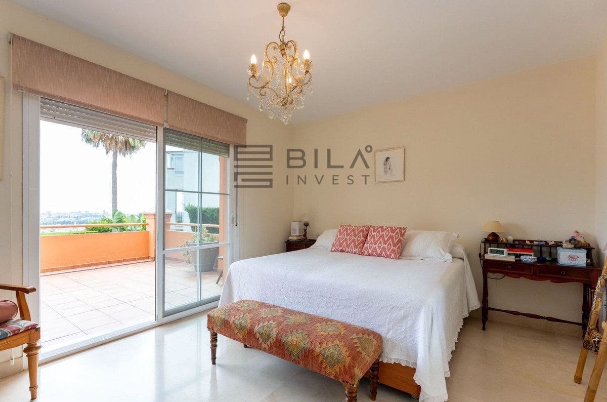 Chalet de 3 habitaciones en Cerro del Aguila en venta con piscina - 735.000 € (Ref: 9609858)