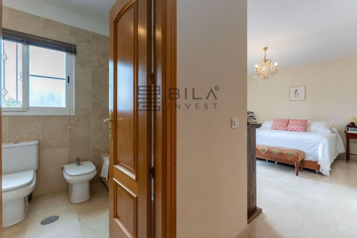 Chalet de 3 habitaciones en Cerro del Aguila en venta con piscina - 735.000 € (Ref: 9609858)