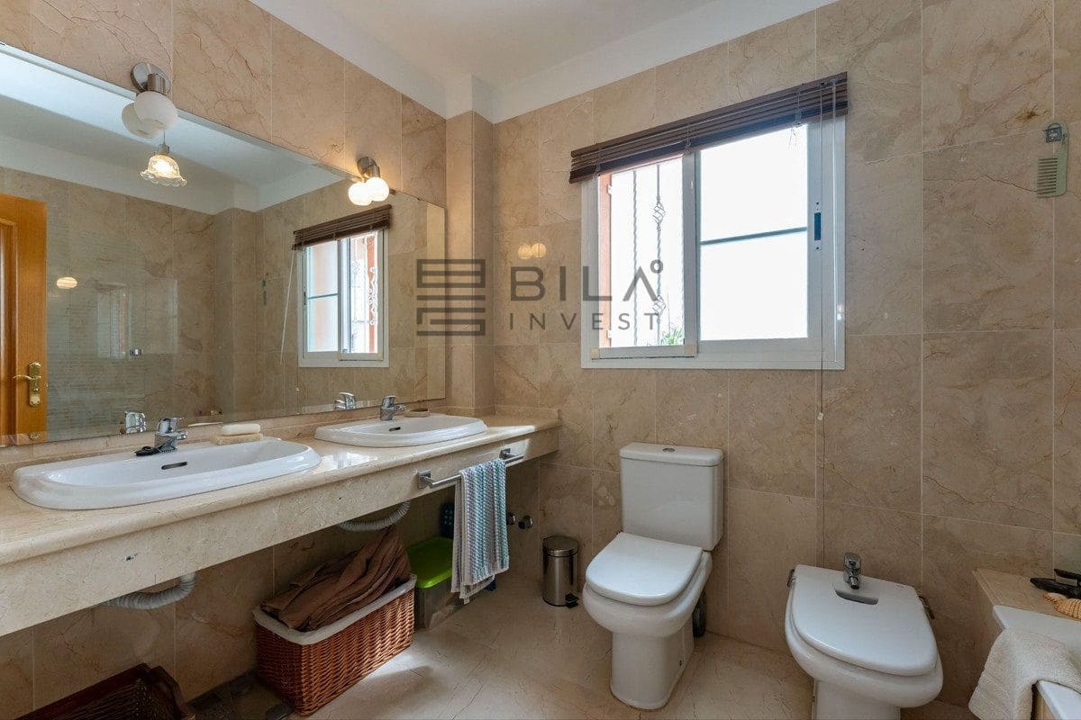 Chalet de 3 habitaciones en Cerro del Aguila en venta con piscina - 735.000 € (Ref: 9609858)