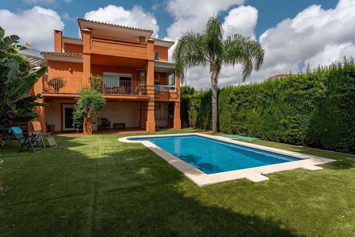 Chalet de 3 habitaciones en Cerro del Aguila en venta con piscina - 735.000 € (Ref: 9609858)