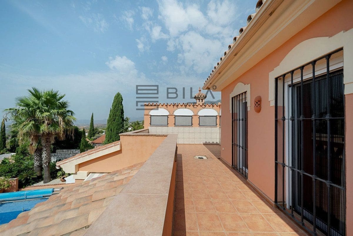 4 bedroom Villa for sale in Mijas with pool garage - € 870,000 (Ref: 9609859)