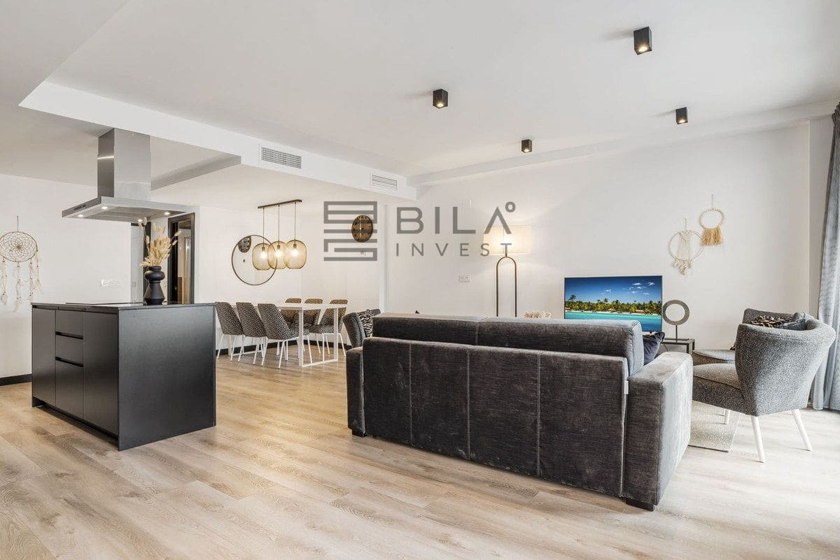 2 bedroom Flat for sale in Mijas Costa with pool garage - € 399,000 (Ref: 9609866)