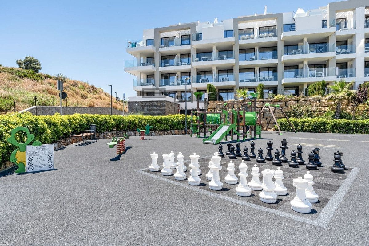 2 bedroom Flat for sale in Mijas Costa with pool garage - € 399,000 (Ref: 9609866)