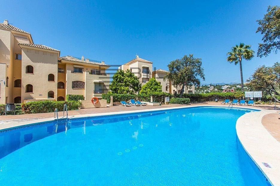 Piso de 3 habitaciones en Elviria en venta con piscina - 649.000 € (Ref: 9609874)