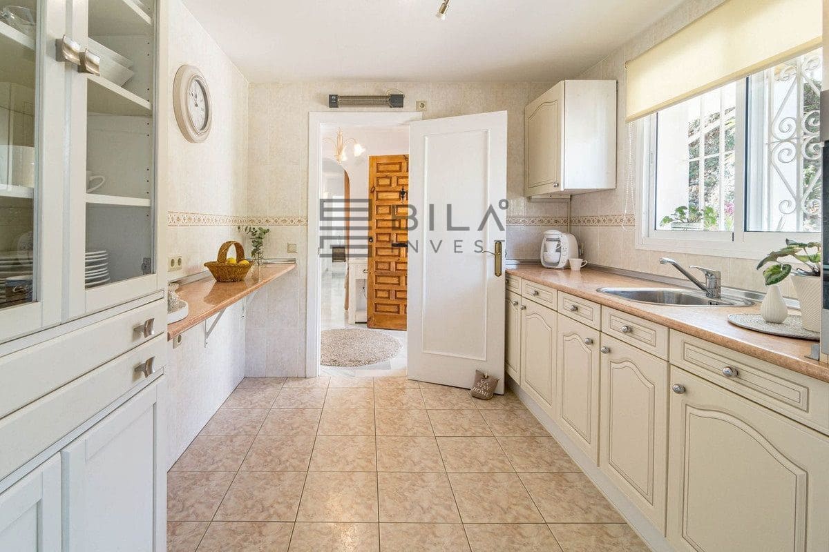 3 bedroom Villa for sale in Calahonda with pool - € 695,000 (Ref: 9614498)